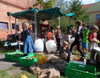 Die Presse aus 7 Metern Abstand mit Kindern