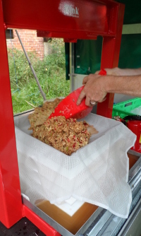 Die Presse wird befüllt